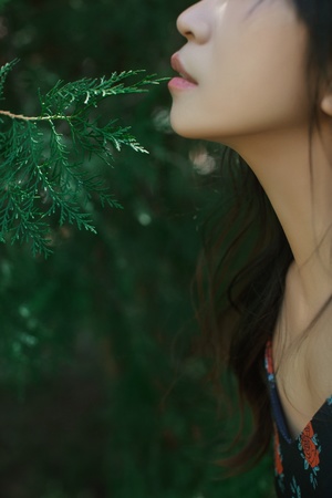 森林中年轻女子手持一树枝