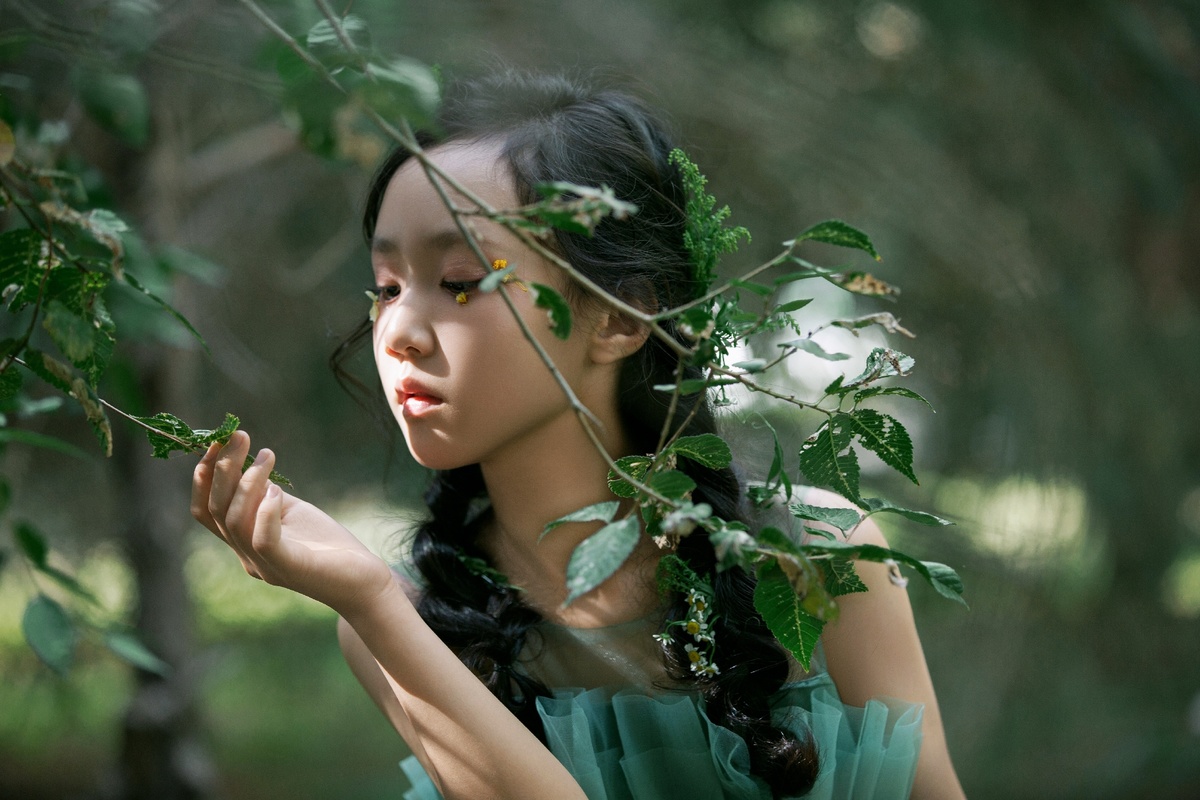 森林里穿着绿裙子的年轻女孩