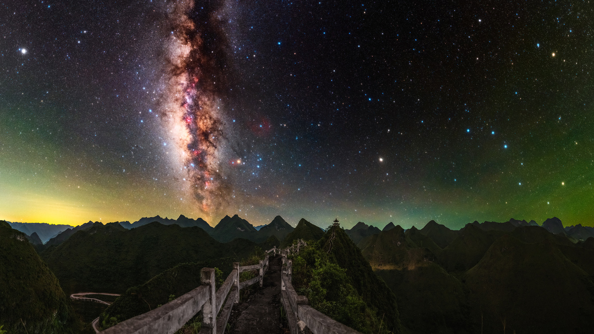 天空中的银河和星星 山上的桥