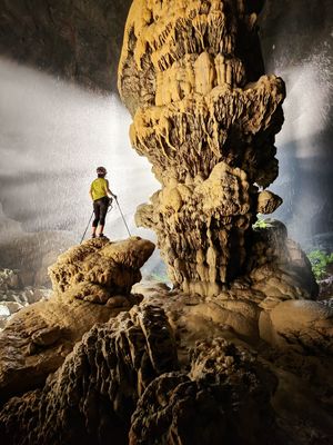 一个站在洞穴岩石上的男人