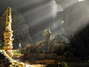 一束光线穿过洞穴照射到水中