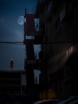 夜晚的黑暗城市 满月 一个人站在屋顶上