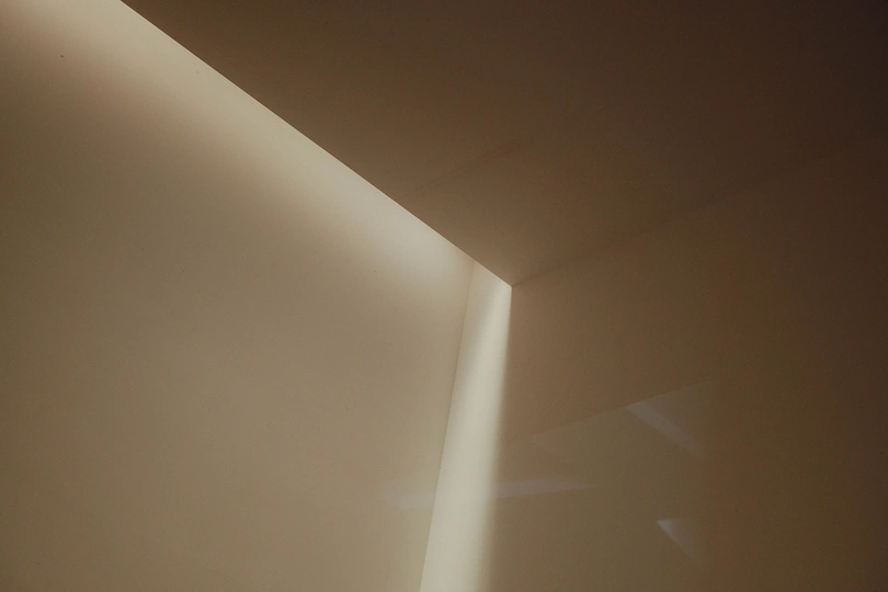 带有白色墙壁的房间的角落 一束来自窗户的光线