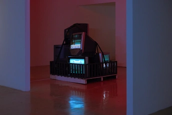 一个带粉红色墙壁和红色地板的黑暗房间