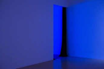 一个黑暗的房间 墙壁是白色的 地板是黑色的。