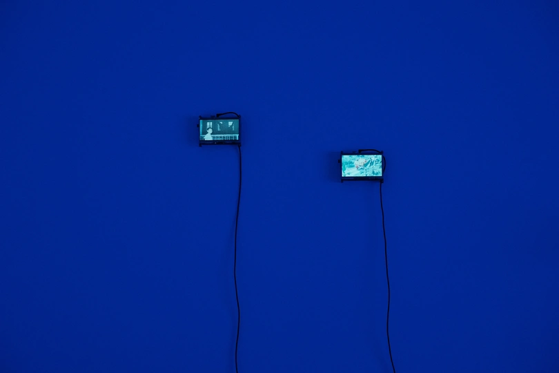 蓝色背景上的蓝色墙壁