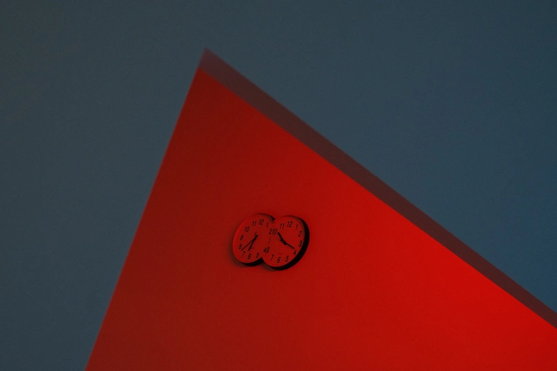 红色三角形在红色墙壁上 蓝色天空为背景