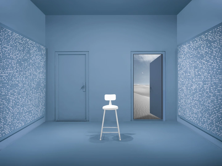 空房间 蓝色墙壁 白色椅子