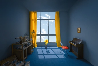 一个带有蓝色墙壁、黄色窗帘、桌子和椅子的房间