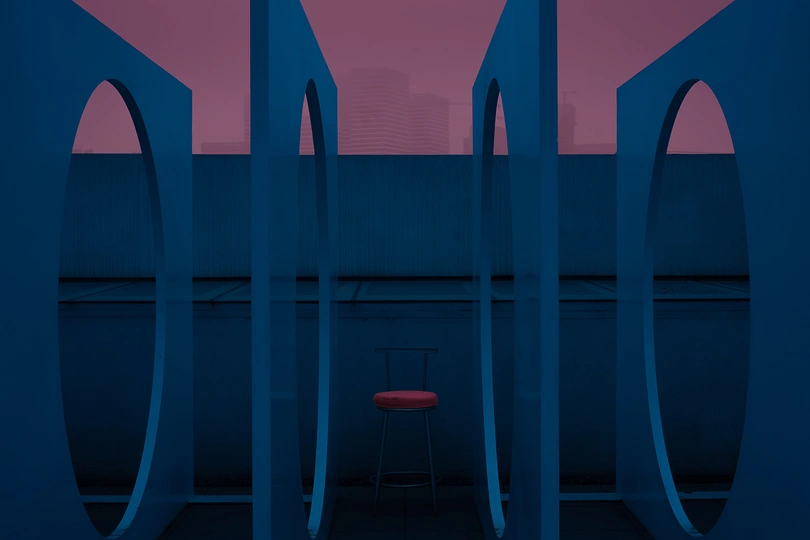 一个带红色靠背椅和蓝色墙壁的房间