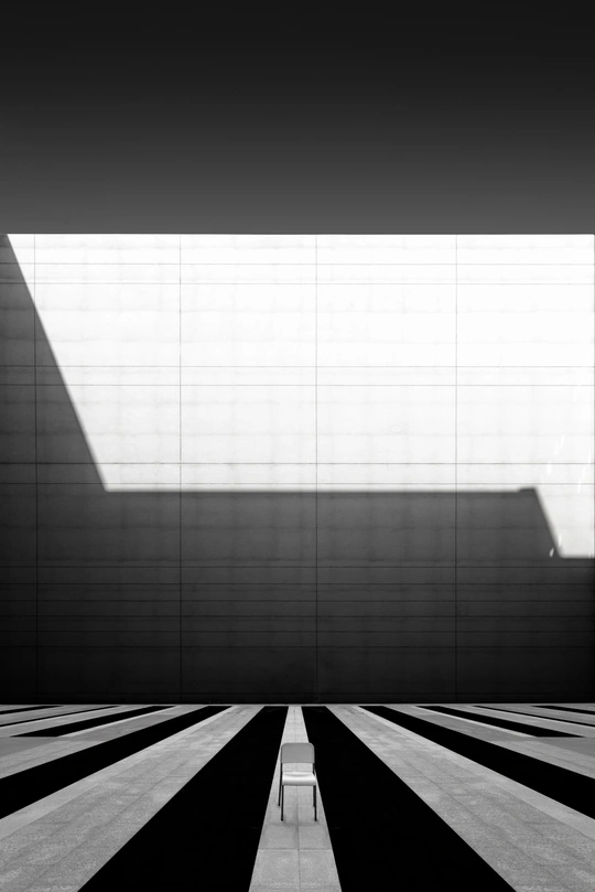 一个空房间 有黑白相间的墙壁 一个正方形地板和一个大型窗户