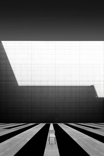 一个空房间 有黑白相间的墙壁 一个正方形地板和一个大型窗户