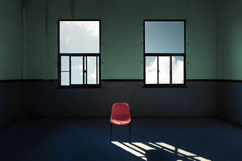 空房间中孤零零地坐着一把红椅子