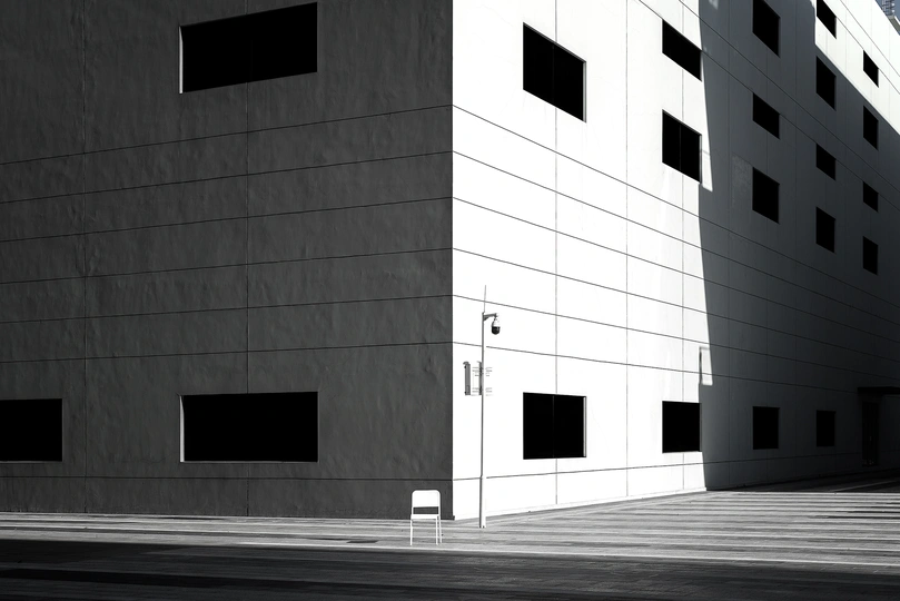 一个大型的办公楼 有很多窗户