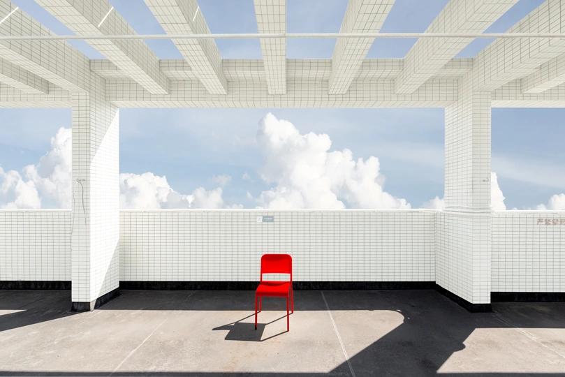 空房间 里面有一把红色的椅子