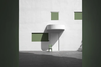 一个带有白色水槽和绿色椅子的狭小房间