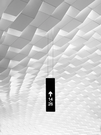 带有白色墙壁和吊在天花板上的灯的房间