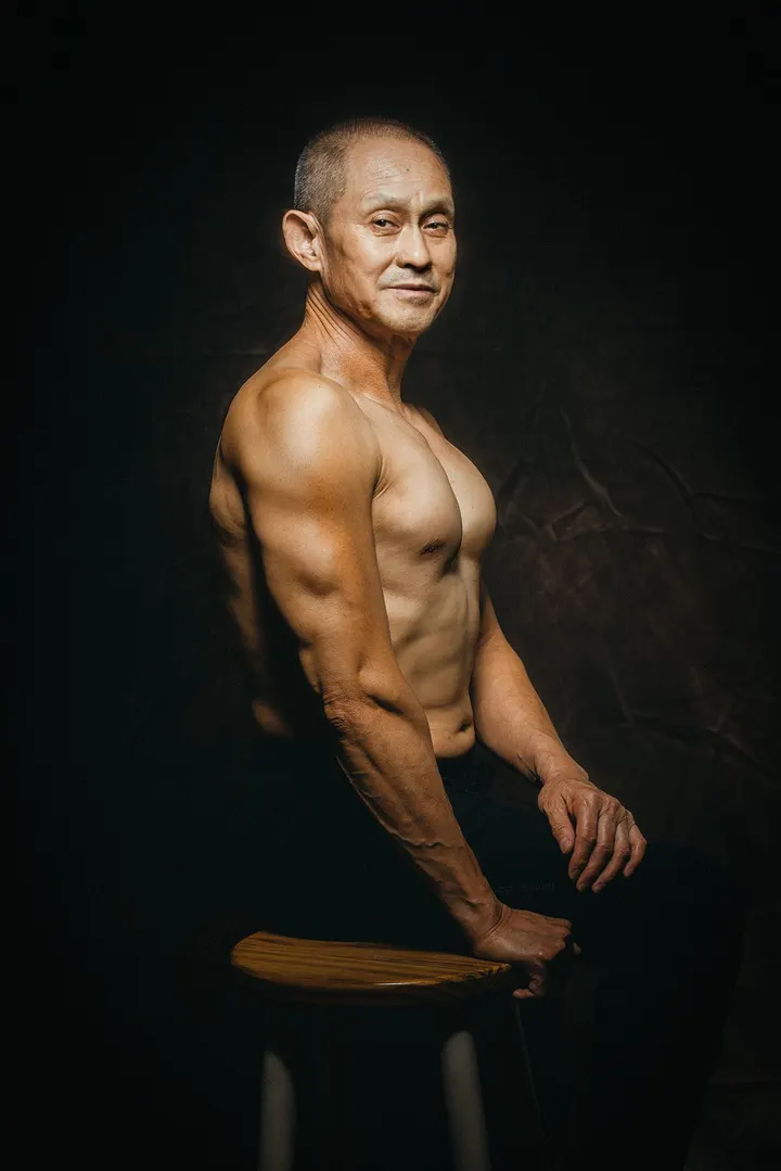 老而弥坚，65岁健身老人肖像照