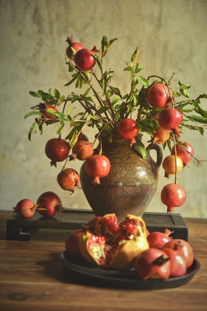 一束花和水果放在桌子上