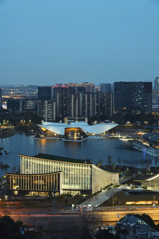 夜晚的城市水边景象