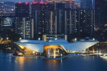 城市中心的夜晚一座大型建筑