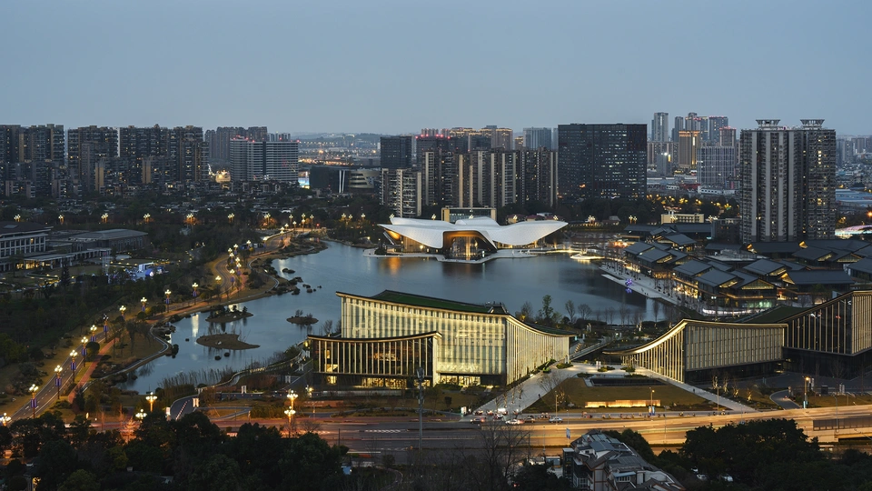 夜晚的大城市 前景是河流。