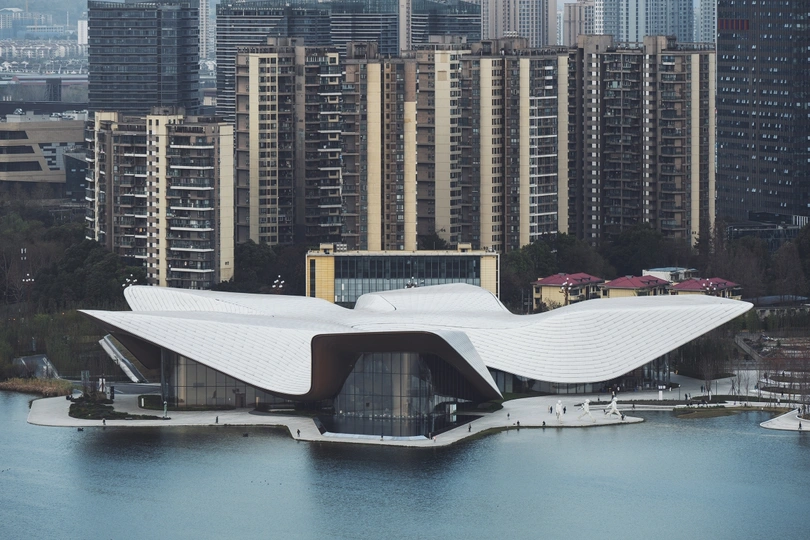 城市中的一栋大楼 前方有水。