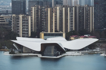 城市中的一栋大楼 前方有水。