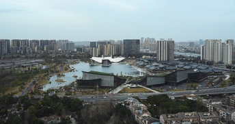 城市和湖泊的 aerial view