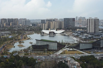 城市全景 前方有大型湖泊