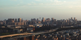 城市的天际线 前景为高速公路