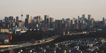 暮色中大城市的天际线和前景高速公路
