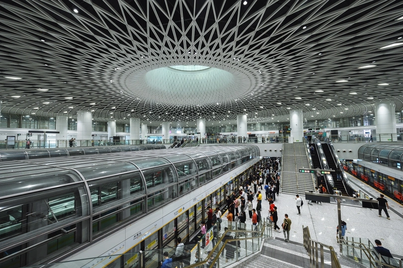 大型火车站 有许多火车和乘客。