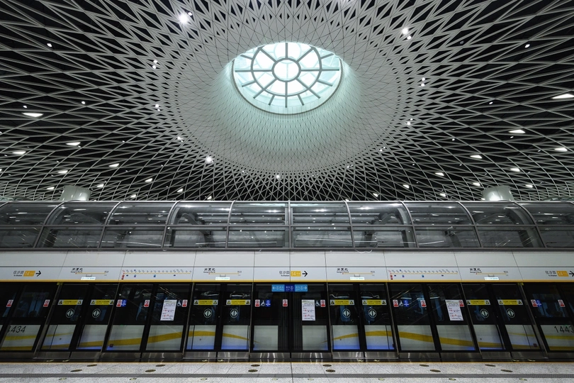 带有大屋顶和天花板上的大窗户的火车站