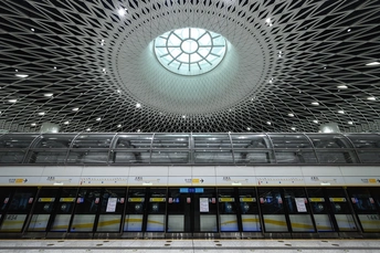 带有大屋顶和天花板上的大窗户的火车站