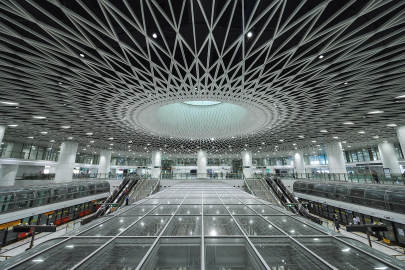 弧形天棚的大型火车站