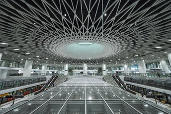 弧形天棚的大型火车站