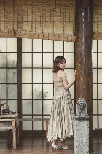 一位年轻女子站在一个房间里