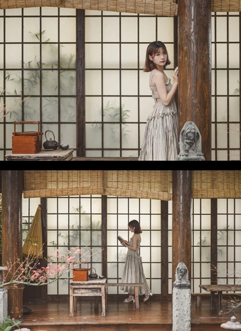 一位穿着连衣裙站在房间窗户前的女性的图像分裂