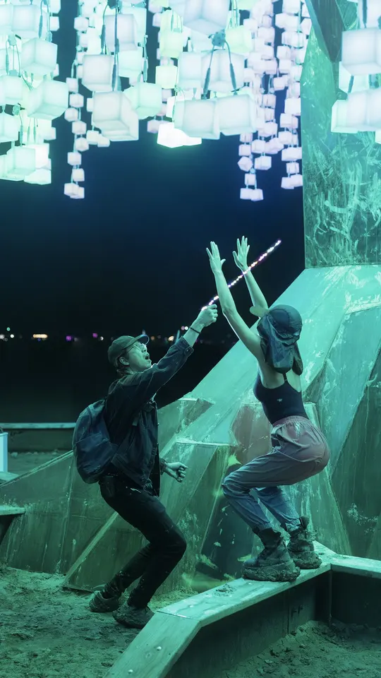 舞者在舞台上表演了《人》的场景。