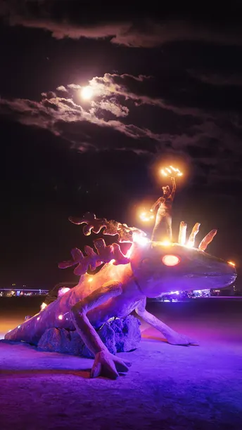 夜晚骑龙的人像雕塑