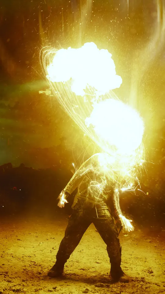 一个人在夜晚被火焰照亮