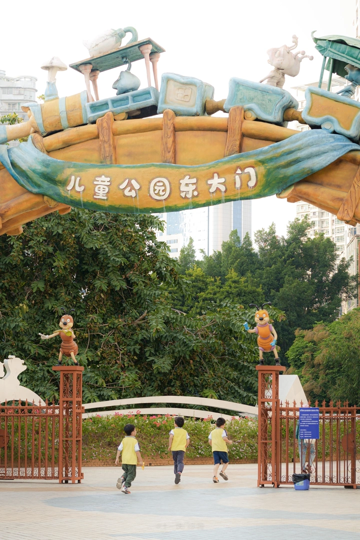 记住滑滑梯时迎面吹来的风