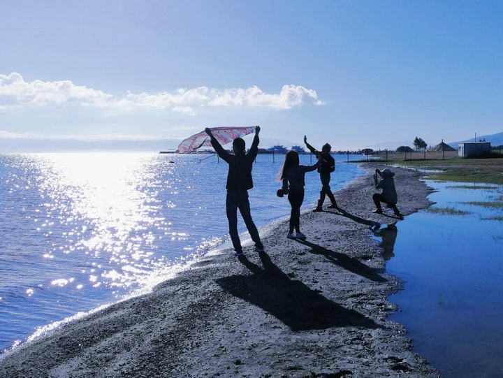 青海湖边