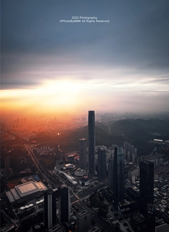 日落或日出时的城市 太阳在天空中低垂 摩天大楼在顶部