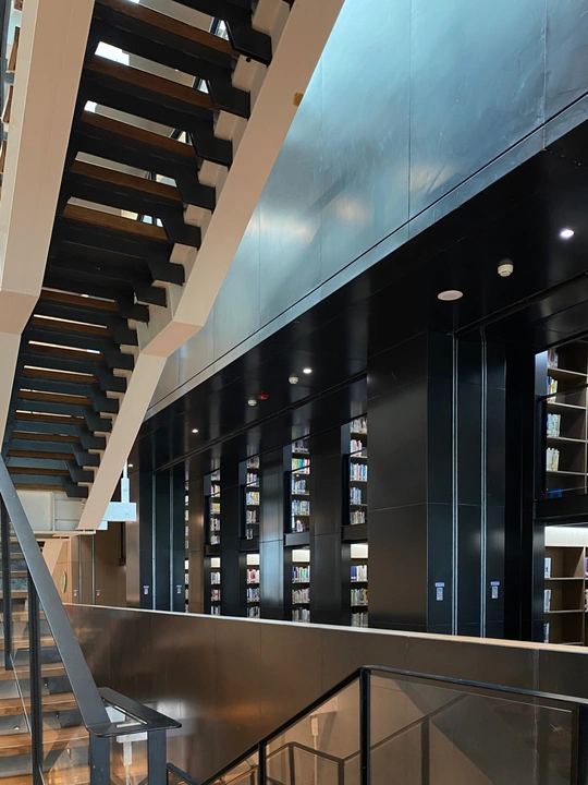 建筑底层的一所图书馆里的一个现代楼梯