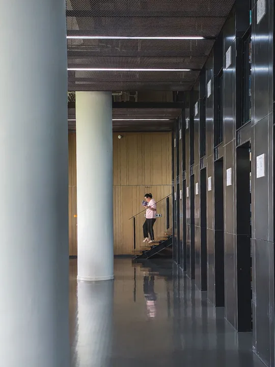 一个人走下楼梯 楼梯上有一扇门