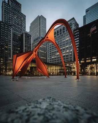 城市广场中央的一个红色雕塑