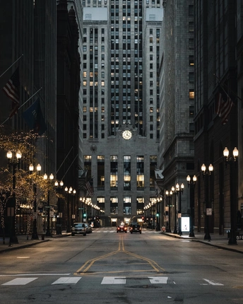 夜晚空荡荡的街道 周围有高大的建筑。