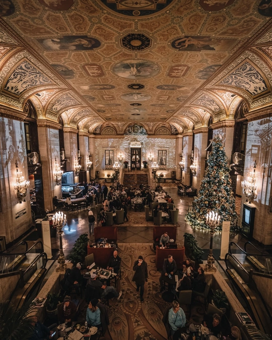 圣诞树下的酒店大堂 人们在大房间里